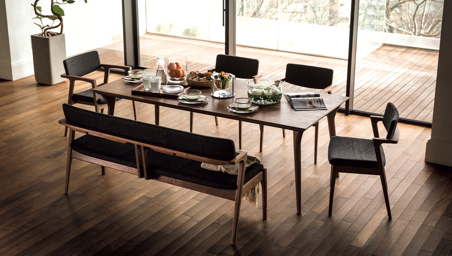 食欲の秋に。 ウォールナット製のダイニングテーブルで、おもてなし料理を