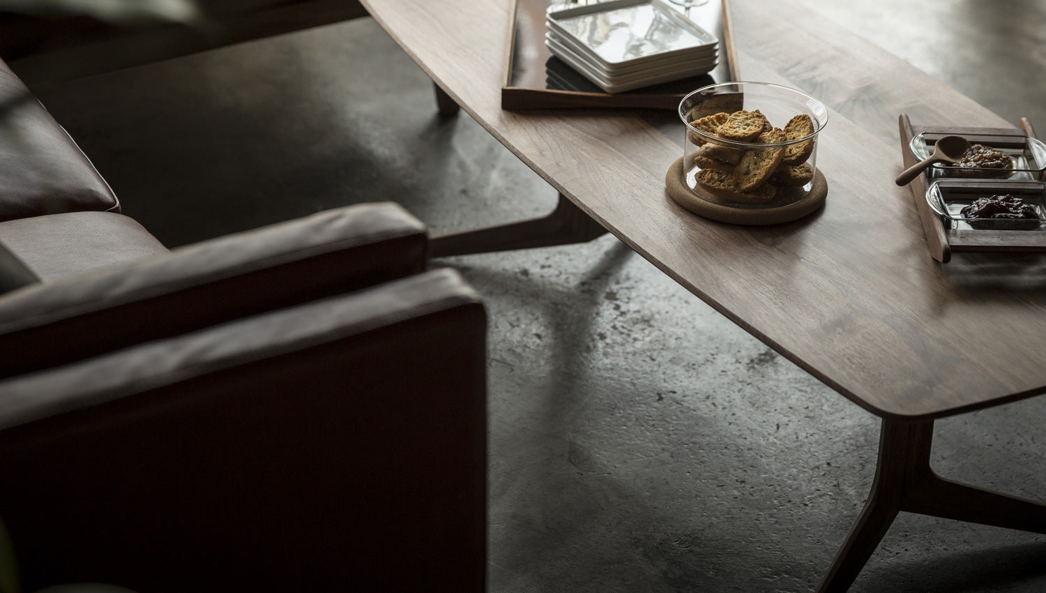 モダンなリビングはテーブルで決まる|抜け感をつくるデザイン選び