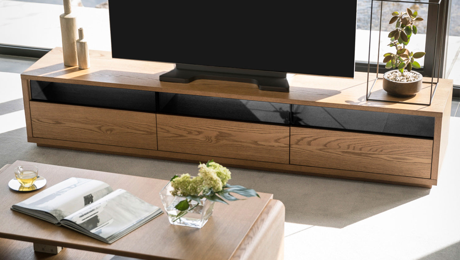 天然木の温もり。リビングを優しく包むテレビボード