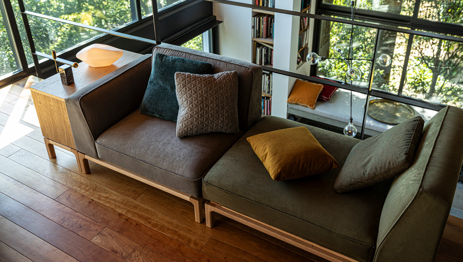 一緒にソファでまったり。ペット対応ソファカバーで、清潔＆おしゃれに