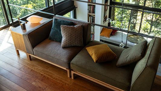 一緒にソファでまったり。ペット対応ソファカバーで、清潔＆おしゃれに