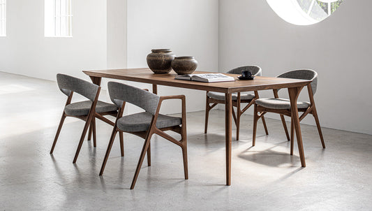 家族の時間をもっと豊かに。木のぬくもりを感じるダイニングテーブル